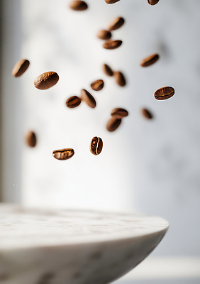 주간 편집이미지 커피 음료 컨셉 재료 상점 감각 생태계 냄새 파일형식 원두 대리석 공중 떨어짐 촬영 순간 자연 모션 부드러움 아침 카페 향기 이미지편집 JPG