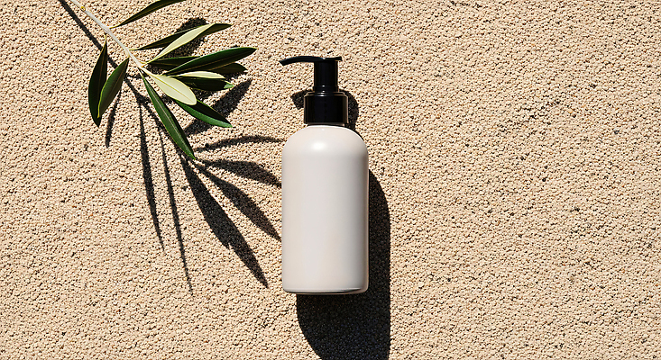 식물 열매 컬러 컨셉 뷰티 화장품 CG 생태계 파일형식 세럼 올리브 잎 자연 질감 백그라운드 조명 생명 패키지 흰색 고급 편집이미지 편집실사 JPG 보습 피부관리 스킨케어