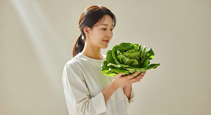 JPG 편집이미지 여자 채소 자연 조명 건강 요리 미소 농작물 식사 공간 농촌 신선 농부 양배추 가치 비타민 의료성형뷰티 편집실사 직업 농업 표정 사람 시골 CG 생태계 영양소 파일형식