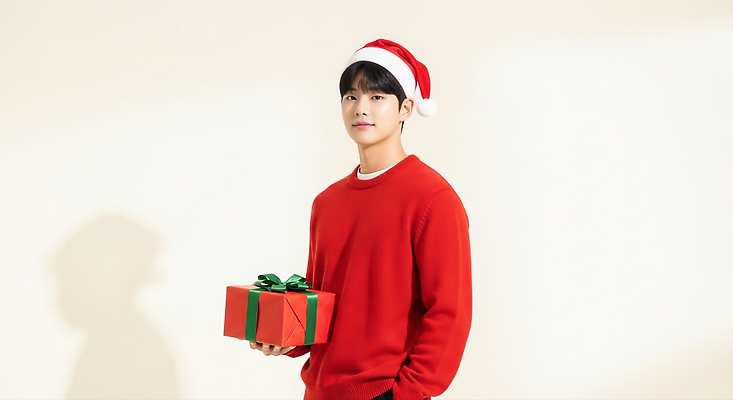 계절 기념일 감정 컬러 상의 휴가 표정 사람 이벤트 CG 파일형식 크리스마스 남자 선물 빨간색 스웨터 포장 행복 축제 겨울 웃음 스타일 오브젝트 편집이미지 편집실사 JPG 의료성형뷰티 홀리데이