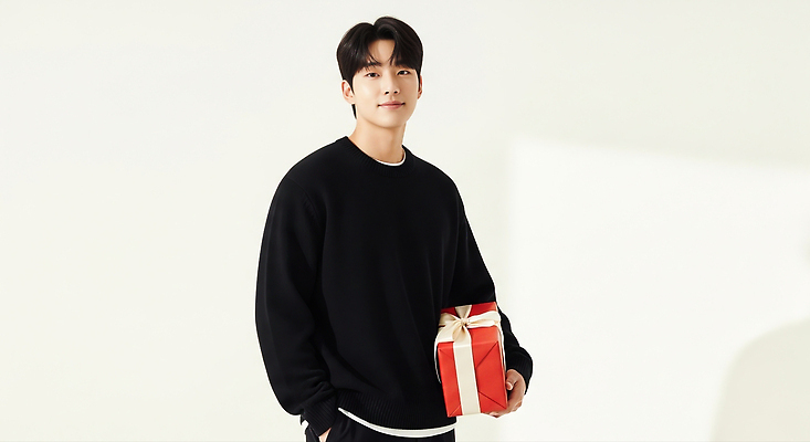 기념일 감정 백그라운드 컨셉 휴가 표정 사람 흰색 CG 파일형식 남자 스튜디오 선물 상자 미소 기쁨 촬영 포장 흰배경 스타일 패션 이벤트 축하 편집이미지 편집실사 JPG 의료성형뷰티 크리스마스 홀리데이