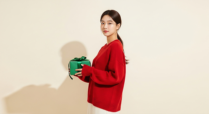 기념일 감정 컬러 상의 휴가 표정 사람 신체부위 CG 파일형식 여자 선물 빨간색 초록색 스웨터 미소 백그라운드 행복 촬영 포즈 손 기획 세트 장식 편집이미지 편집실사 JPG 의료성형뷰티 크리스마스 홀리데이