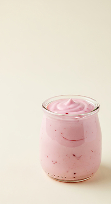 식기 음식 가구 과일 디저트 유제품 감각 CG 파일형식 딸기 요구르트 푸딩 잔 부드러움 식사 탁자 향 크림 발효 편집이미지 편집실사 JPG