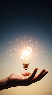 편집이미지 손 감정 컨셉 모션 신체부위 일몰 파일형식 전구 빛 반짝임 창의성 아이디어 상상 꿈 영감 에너지 희망 창조 손바닥 하늘 황혼 JPG 의료성형뷰티 이미지편집