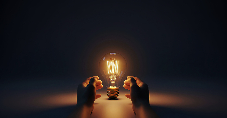 편집이미지 컨셉 신체부위 감각 파일형식 전구 빛 어둠 손 조명 따뜻함 분위기 공간 편안함 감정 디자인 창의성 아이디어 예술 JPG 이미지편집