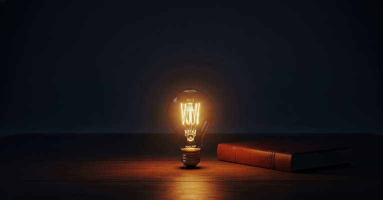 편집이미지 디자인 교육 컨셉 탁자 파일형식 조명 전구 책 인테리어 감성 감각 나무탁자 독서 학습 생각 JPG 이미지편집