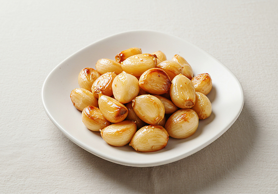 JPG 편집이미지 음식 채소 식탁 반찬 마늘 요리 식사 금색 맛 향 건강식 구운마늘 담백한맛 플레이팅 편집실사 AI포토 AI콘텐츠 컬러 컨셉 탁자 상차림 CG 파일형식