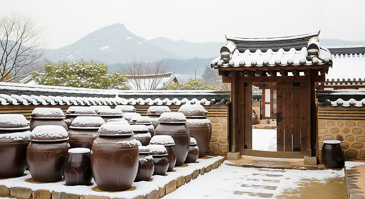 JPG 편집이미지 전통 겨울 산 한옥 한국 풍경 마을 정원 항아리 편안함 찌개 고택 눈덮임 편집실사 한국전통 건축물 계절 아시아 음식 컨셉 고건축 도자기 감각 CG 파일형식