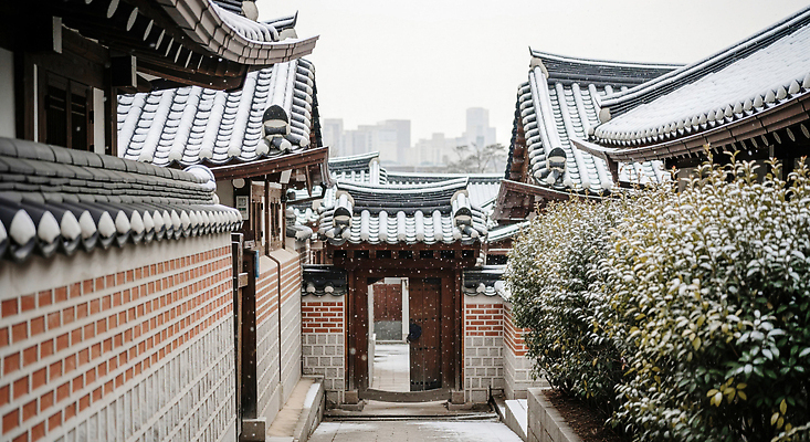 JPG 편집이미지 전통 건축 겨울 한옥 서울 한국 풍경 평화 공간 도심 골목길 뷰티풀 편집실사 한국전통 계절 아시아 길 컨셉 고건축 도시 CG 파일형식