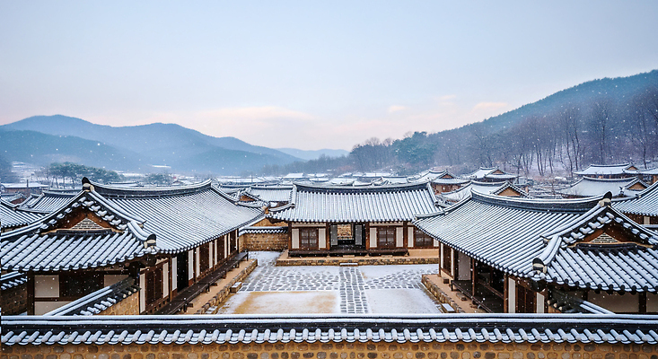 JPG 편집이미지 전통 건축 여행 겨울 자연 아침 산 한옥 한국 풍경 마을 고요 문화재 뷰티풀 편집실사 주간 한국전통 계절 아시아 고건축 CG 생태계 파일형식