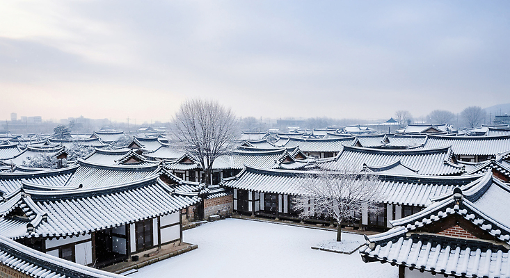 JPG 편집이미지 전통 건축 문화 고건축 겨울 자연 하늘 아침 지붕 한옥 한국 풍경 평화 마을 고요 눈덮임 편집실사 주간 한국전통 건축물 계절 아시아 컨셉 CG 생태계 파일형식