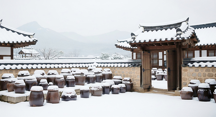 JPG 편집이미지 전통 문화 겨울 자연 산 한옥 한국 풍경 고요 항아리 조용 한옥마을 뷰티풀 고택 편집실사 한국전통 건축물 계절 아시아 고건축 마을 도자기 CG 생태계 파일형식
