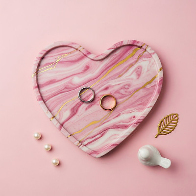 JPG 편집이미지 접시 디자인 결혼 결혼식 사랑 장식 인테리어 금속 금색 하트 반지 화려 오브젝트 뷰티풀 편집실사 모양 식기 감정 컬러 컨셉 장신구 재질 이벤트 CG 파일형식