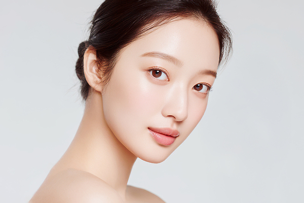 JPG 편집이미지 헤어스타일 여자 자연 조명 미소 사람 화장 뷰티 카메라 고요 매끈함 피부 뷰티풀 편집실사 표정 신체부위 전자제품 감각 CG 생태계 파일형식