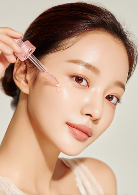 JPG 편집이미지 여자 표정 화장 뷰티 화장품 촉촉함 피부 피부관리 일과 스킨케어 기초화장품 세럼 피부건강 편집실사 건강 사람 신체부위 젖음 CG 파일형식