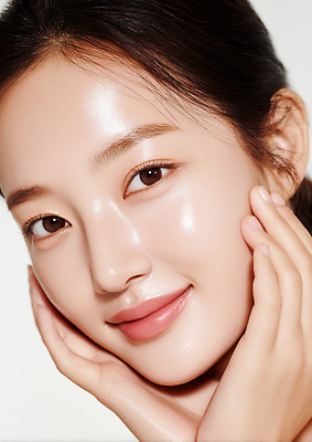 JPG 편집이미지 여자 얼굴 포즈 조명 미소 화장 뷰티 매력적 촉촉함 피부 스킨케어 뷰티풀 편집실사 컨셉 표정 사람 신체부위 젖음 CG 파일형식