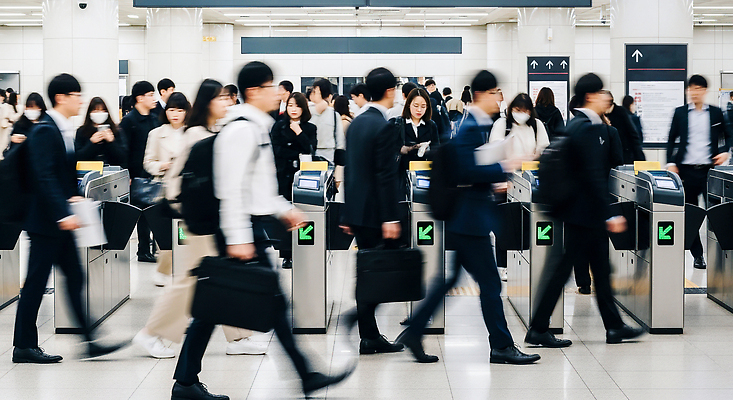 JPG 편집이미지 여행 이동 가방 아침 출입구 대중교통 정장 여러명 일상 직장인 군중 출근 전철역 편집실사 주간 직업 잡화 옷 교통수단 다수 컨셉 사람 라이프 역 CG 출퇴근 파일형식