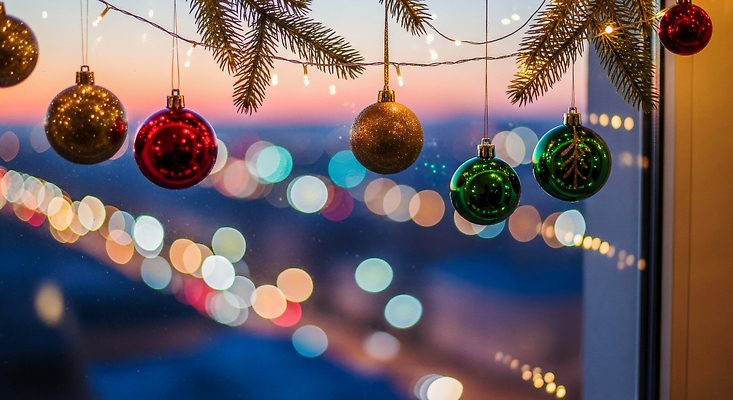 JPG 나무 편집이미지 크리스마스 겨울 조명 따뜻함 핀란드 장식 빛 반짝임 축제 도시 저녁 창가 연말 편집실사 식물 계절 기념일 창문 모션 북유럽 야간 CG 파일형식