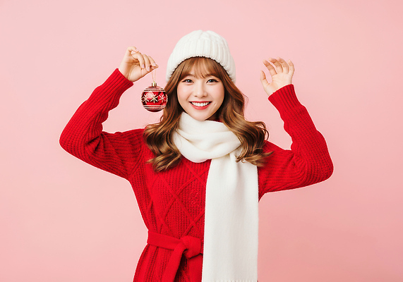 JPG 편집이미지 계절 패션 분홍색 백그라운드 크리스마스 겨울 웃음 장식 기쁨 스웨터 니트 스타일 편집실사 AI인물포토 AI콘텐츠 기념일 감정 컬러 상의 표정 CG 파일형식 AI포토
