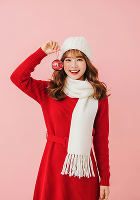 JPG 모델 편집이미지 여자 패션 행복 크리스마스 겨울 웃음 기쁨 겨울옷 이미지 스타일 분홍색배경 편집실사 AI인물포토 AI콘텐츠 옷 계절 기념일 감정 분홍색 백그라운드 표정 사람 CG 파일형식 AI포토