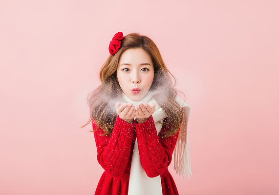 JPG 모델 편집이미지 여자 행복 분홍색 포즈 크리스마스 겨울 웃음 장식 스카프 눈송이 스웨터 뷰티풀 편집실사 AI인물포토 AI콘텐츠 계절 기념일 감정 컬러 상의 눈_날씨 표정 사람 목도리 CG 파일형식 AI포토