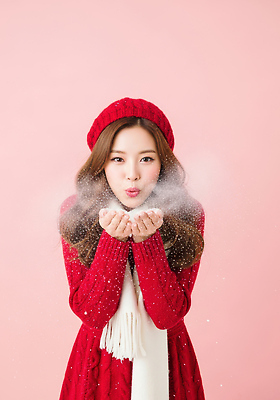 JPG 편집이미지 옷 패션 행복 분홍색 백그라운드 크리스마스 겨울 소녀 빨간색 스카프 스웨터 즐거움 오브젝트 편집실사 AI인물포토 AI콘텐츠 계절 여자 기념일 감정 어린이 컬러 상의 목도리 CG 파일형식 AI포토