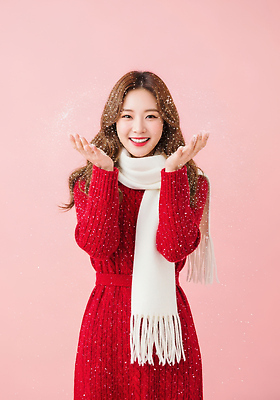 JPG 편집이미지 손 여자 패션 행복 크리스마스 겨울 자연 날리기 따뜻함 미소 귀여움 사진촬영 스카프 즐거움 편집실사 AI인물포토 AI콘텐츠 계절 기념일 감정 컨셉 모션 표정 사람 신체부위 촬영 목도리 CG 생태계 파일형식 AI포토