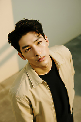 JPG 모델 편집이미지 옷 남자 얼굴 포즈 백그라운드 조명 미소 편안함 모던 스타일 편집실사 표정 사람 신체부위 감각 CG 파일형식