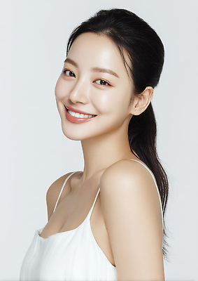 JPG 편집이미지 여자 얼굴 포즈 건강 미소 일상 화장 뷰티 머리카락 카메라 피부 화사함 뷰티풀 의료성형뷰티 스타일 편집실사 AI인물포토 AI콘텐츠 컨셉 표정 사람 라이프 신체부위 전자제품 머리 CG 파일형식 AI포토