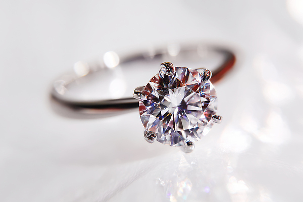 JPG 편집이미지 디자인 결혼 장신구 선물 장식 빛 반짝임 반지 고급 보석 다이아몬드 다이아몬드반지 뷰티풀 순간 편집실사 AI포토 AI콘텐츠 컨셉 모션 이벤트 광석 CG 파일형식