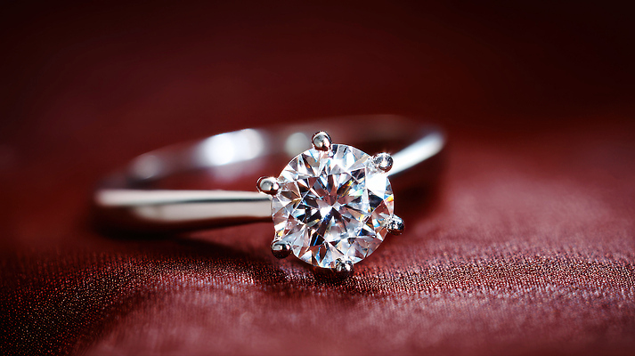 JPG 편집이미지 디자인 패션 결혼 장신구 결혼식 선물 사랑 장식 반짝임 반지 고급 보석 준비 다이아몬드 다이아몬드반지 편집실사 AI포토 AI콘텐츠 감정 컨셉 모션 이벤트 광석 CG 파일형식