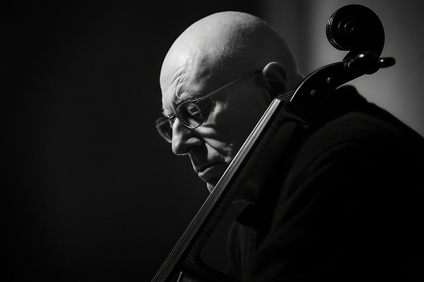 JPG 편집이미지 남자 감정 백그라운드 연주 어둠 공연 음악가 클래식 집중 첼로 음악회 면허 아티스트 편집실사 직업 음악 컨셉 사람 이벤트 CG 파일형식 찰현악기