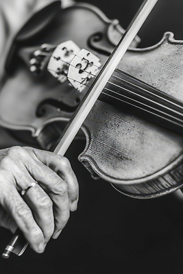 JPG 편집이미지 전통 손 감정 예술 악기 음악 연주 흑백 음악가 표현 클래식 바이올린 세대 멜로디 뷰티풀 편집실사 직업 컨셉 현악기 문화예술 촬영기법 신체부위 CG 파일형식