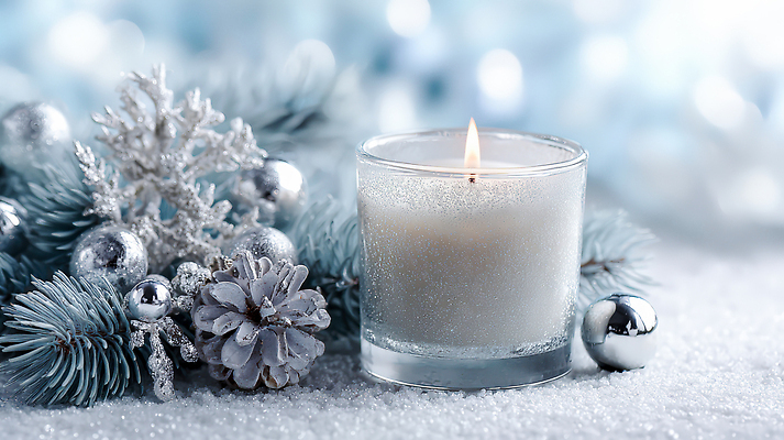 JPG 편집이미지 크리스마스 겨울 촛불 자연 따뜻함 장식 반짝임 크리스마스트리 장미 고요 흰색 소나무 실버 솔방울 편집실사 AI포토 AI콘텐츠 나무 계절 기념일 노년 꽃 컬러 초 모션 CG 생태계 파일형식