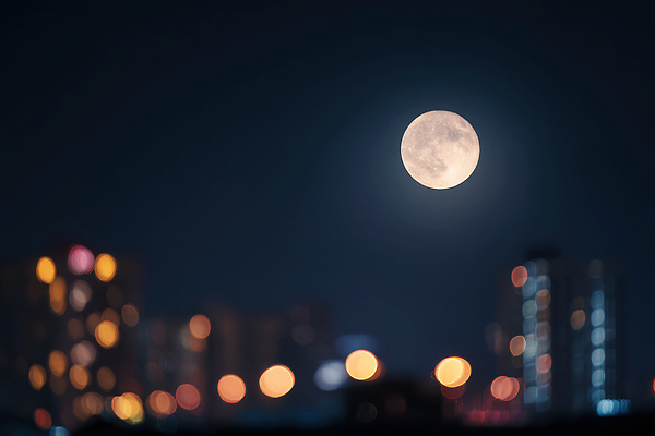 JPG 편집이미지 야경 자연 밤하늘 하늘 조명 풍경 빛 반짝임 고요 보름달 도시 분위기 달빛 캔버스 편집실사 컨셉 모션 달 야간 CG 생태계 파일형식 풍경_경치