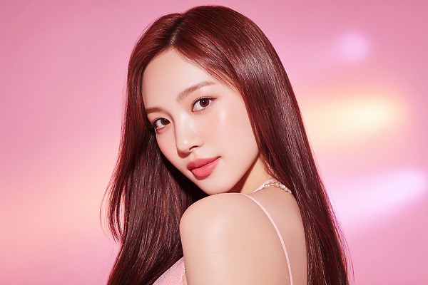 JPG 모델 편집이미지 긴머리 여자 패션 분홍색 포즈 백그라운드 표정 화장 뷰티 카메라 사진촬영 매력적 뷰티풀 의료성형뷰티 편집실사 헤어스타일 컬러 컨셉 사람 전자제품 촬영 CG 파일형식