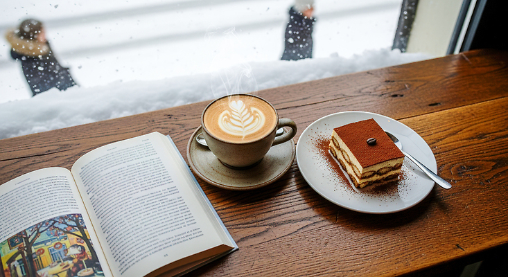 계절 감정 음료 음식 컨셉 창문 디저트 상점 CG 파일형식 카페 커피 티라미수 겨울 창가 책 따뜻함 휴식 풍경 독서 여유 편집실사 JPG 편집이미지