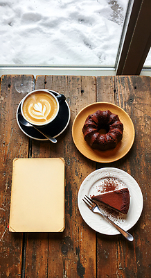 계절 음료 음식 창문 탁자 케이크 상점 맛 CG 파일형식 카페 커피 디저트 초코케이크 나무탁자 창가 따뜻한음료 겨울 독서 달콤 편집실사 JPG 편집이미지