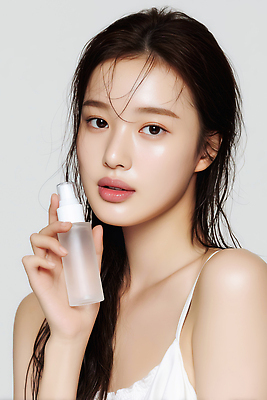 JPG 편집이미지 여자 포즈 건강 청춘 뷰티 화장품 촉촉함 상품 피부 피부관리 스킨케어 스타일 수분_꽃가루 편집실사 AI인물포토 AI콘텐츠 컨셉 사람 신체부위 젖음 CG 파일형식 AI포토