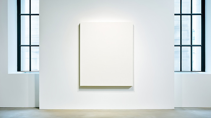 JPG 편집이미지 디자인 예술 벽 창문 전시 공간 흰색 미술관 전시회 작품 캔버스 목업 편집실사 AI포토 AI콘텐츠 컬러 미술 CG 파일형식