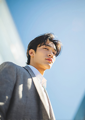 JPG 편집이미지 패션 남자 하늘 밝음 사람 정장 청년 건물 햇빛 도시 비즈니스맨 자신감 분위기 특별함 스타일 편집실사 건축물 옷 감정 컨셉 비즈니스 성인 태양 직장인 CG 파일형식