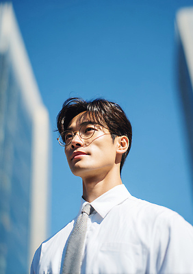 JPG 편집이미지 패션 남자 안경 시계 비즈니스 하늘 직장 정장 성인 햇빛 도시 비즈니스맨 자신감 도심 이미지 편집실사 잡화 옷 감정 회사 사람 태양 직장인 CG 파일형식