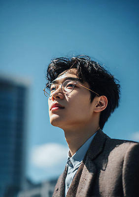 JPG 편집이미지 외관 시선 패션 남자 하늘 생활 희망 도시 비즈니스맨 목표 긍정적 스타일 편집실사 감정 컨셉 비즈니스 사람 직장인 CG 파일형식