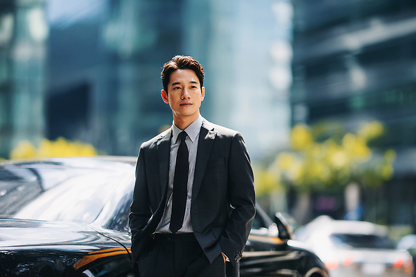 JPG 편집이미지 남자 백그라운드 비즈니스 자동차 거리 풍경 정장 빌딩 옆모습 도시풍경 도시 비즈니스맨 자신감 모던 스타일 편집실사 옷 감정 육상교통 뷰포인트 사람 건물 직장인 CG 파일형식
