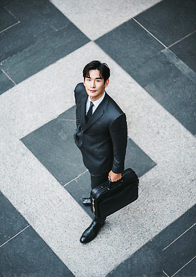 JPG 편집이미지 드레스 남자 가방 비즈니스 거리 사람 정장 사무실 카메라 도시 비즈니스맨 모던 방문 전문 스타일 편집실사 잡화 옷 전자제품 직장인 CG 파일형식