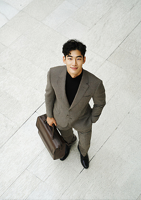 JPG 편집이미지 응시 남자 포즈 가방 비즈니스 정장 재킷 비즈니스맨 도심 아래 모던 시설 출근 밝은색 스타일 세련 편집실사 시선 잡화 옷 사람 외투 도시 직장인 방향 CG 출퇴근 위치 파일형식