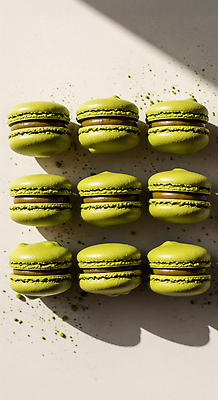 JPG 편집이미지 디저트 요리 과자 빵집 달콤 맛 녹차 배열 프레젠테이션 질감 마카롱 말차 색감 오후 편집실사 AI포토 AI콘텐츠 음식 컨셉 차_음료 상점 CG 파일형식