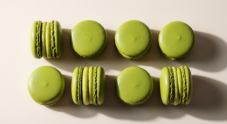 JPG 편집이미지 음식 디저트 장식 카페 빵집 프랑스 달콤 녹차 질감 조화 마카롱 편리함 말차 색감 오후 편집실사 AI포토 AI콘텐츠 유럽 컨셉 차_음료 상점 맛 CG 파일형식