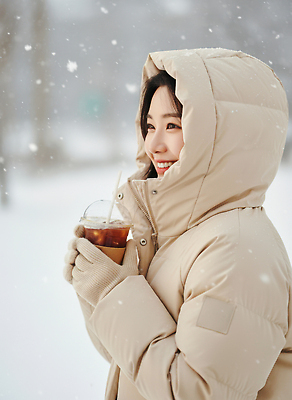 JPG 편집이미지 손 여자 행복 음료 겨울 따뜻함 미소 풍경 취미 마을 산책 외투 즐거움 패딩 얼죽아 편집실사 AI인물포토 AI콘텐츠 계절 감정 상의 휴식 표정 사람 신체부위 점퍼 CG 약어 파일형식 AI포토