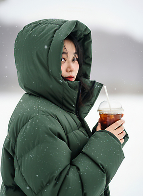 JPG 편집이미지 여자 음료 생각 겨울 자연 날씨 따뜻함 야외 초록색 패딩 아이스커피 얼죽아 차분 편집실사 AI인물포토 AI콘텐츠 계절 커피 컬러 컨셉 사람 점퍼 CG 생태계 약어 파일형식 AI포토